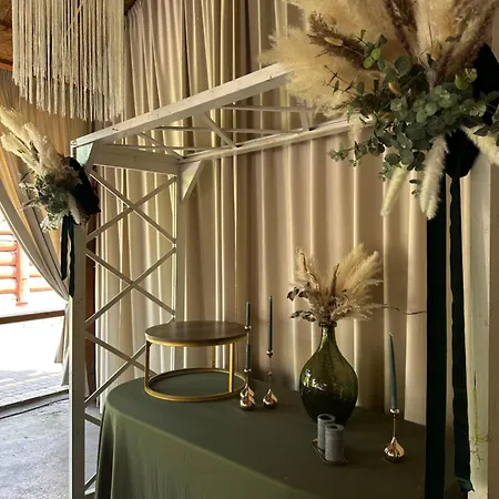 гостинний двір - зґарда Θέρετρο *